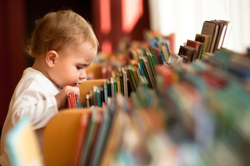 Jongen bladert boeken