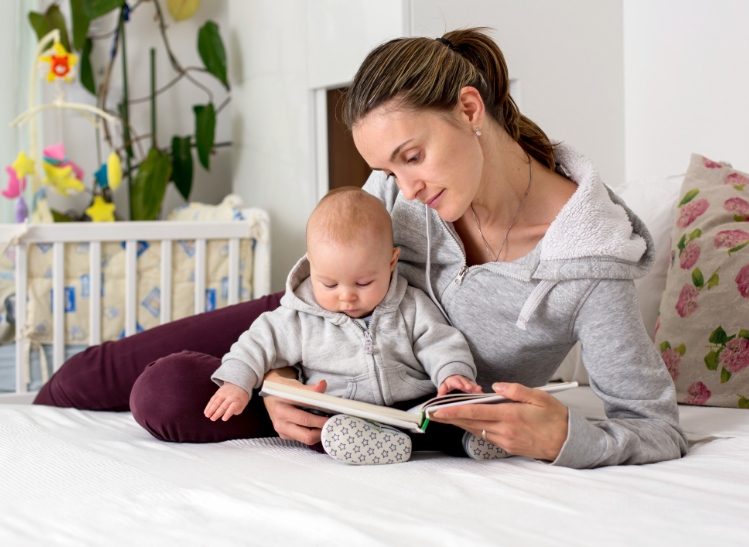 Moeder leest voor aan baby
