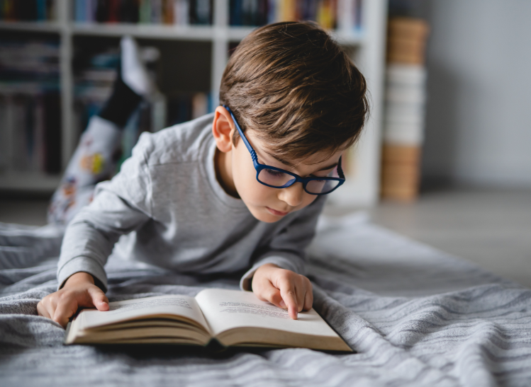 Schoolkind leest boek